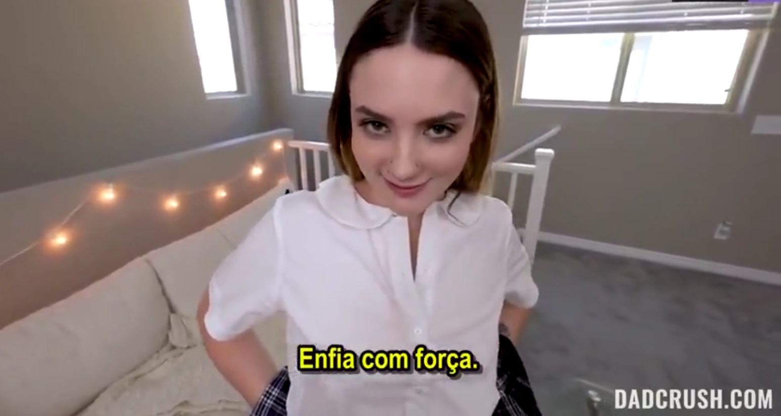 Incesto legendado padrasto comeu a enteada linda, de quatro na cama, pedindo mais forte a cada estocada.