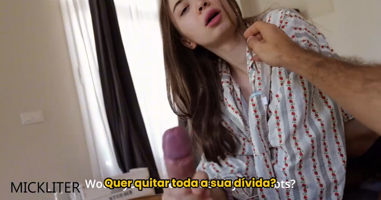 Anal legendado com novinha dando o cu para pagar o aluguel atrasado, implorando por mais fundo na bundinha apertada.