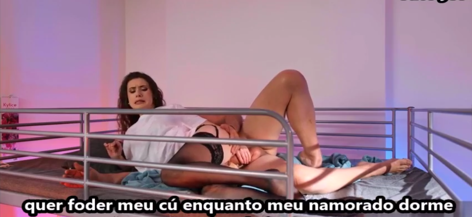 Anal legendado corno dormindo e a namorada sendo enrabada de ladinho, fodida com força e gemendo baixinho de tesão.
