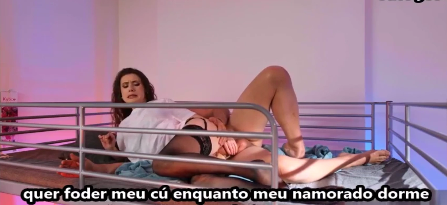 Anal legendado corno dormindo e a namorada sendo enrabada de ladinho, fodida com força e gemendo baixinho de tesão.