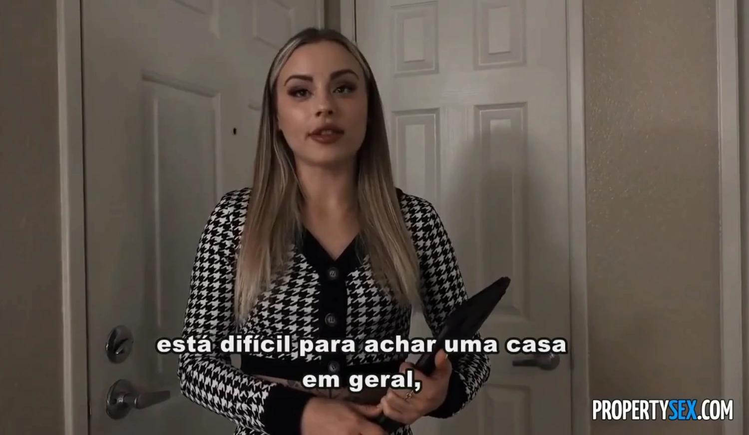 Corretora de imóveis agradecendo o cliente com Porno Legendado safado, chupando seu pau com vontade e olhando nos olhos.