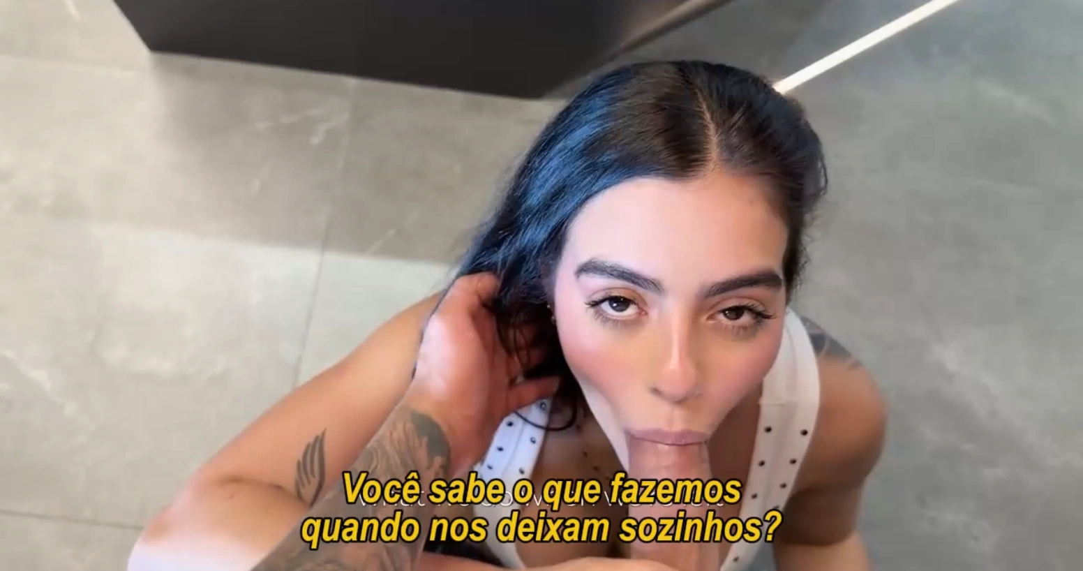 Incesto legendado chupando o pau do irmão, chupando com vontade, sentindo o gostinho do membro proibido.