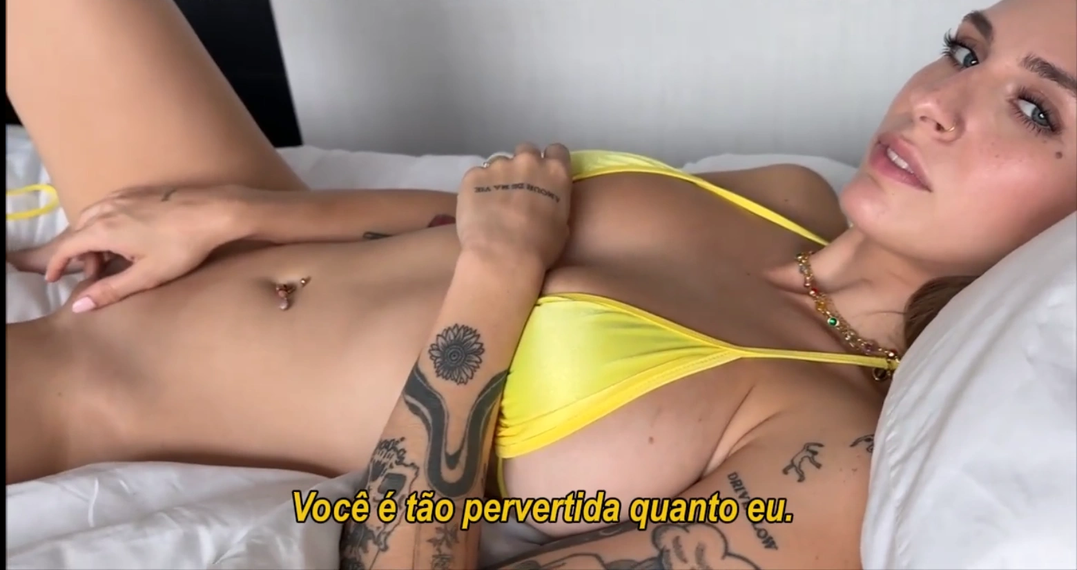 Incesto legendado irmã tocando siririca na frente do irmão, chamando ele para participar da brincadeira proibida.