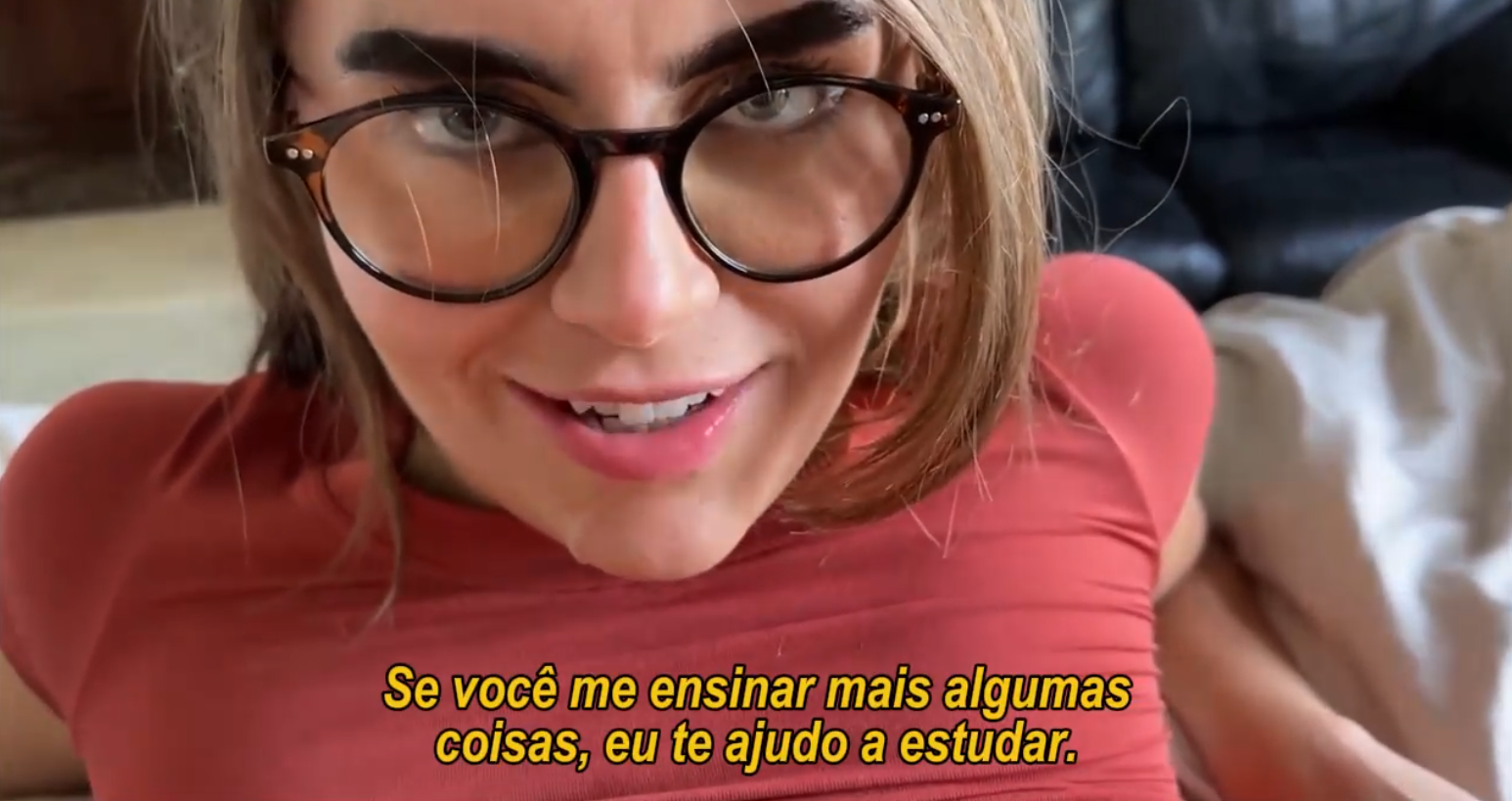 Meia irmã nerd provando que sabe fuder nesse Porno Com Legenda delicioso, chupando com vontade e olhando nos olhos.