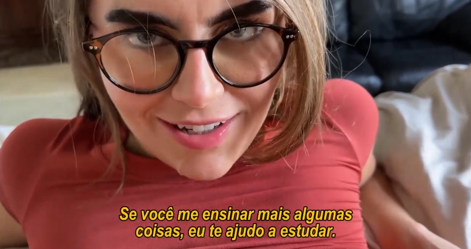 Meia irmã nerd provando que sabe fuder nesse Porno Com Legenda delicioso, chupando com vontade e olhando nos olhos.