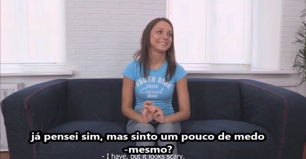 Menina linda dando na entrevista para virar modelo em um video legendado para o brasil, chupando com vontade e tesão.