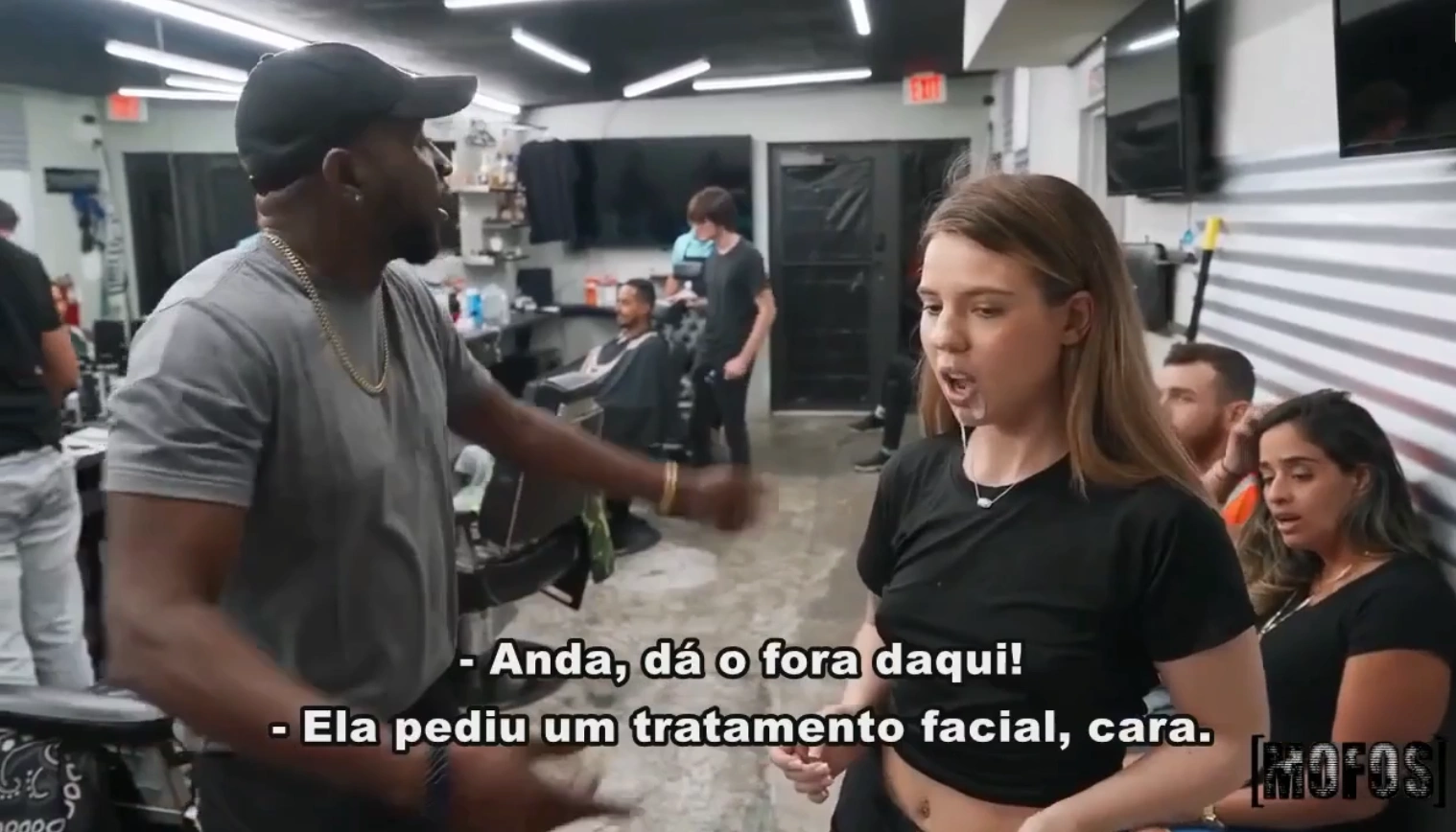 Novinha dando gostoso pro cliente da barbearia em video Legendado safado, Cabelos voando no vai e vem da piroca dura.