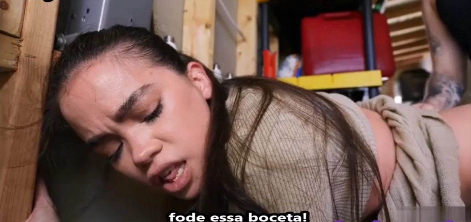 Sexo caseiro dona de casa dando pro jardineiro no video Legendado perfeito, Chupando com vontade na cozinha, gemendo alto