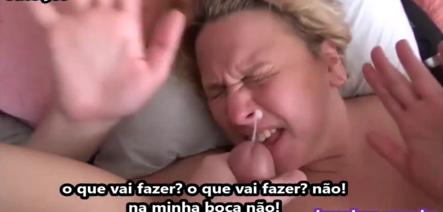Espiando a madrasta gostosa se masturbando sexo legendado com ela gemendo baixinho e dedando o cuzinho bem molhado.