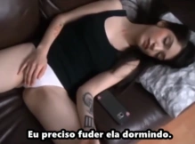 Fudendo a enteada enquanto ela dorme – Legendado
