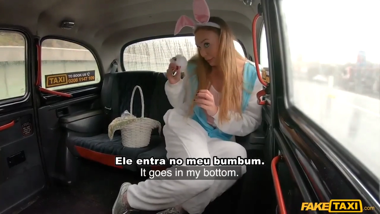 Porno Com Legenda Novinha fantasiada de Coelhinha deu o cu pro taxista dotado bem fundo e gostoso pra quem curte putaria no carro.