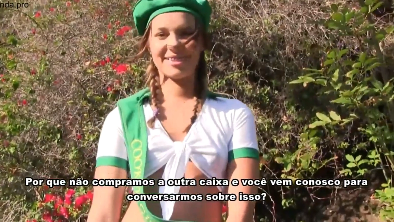 Porno legendado escoteira novinha oferece buceta ao cliente rico com ele tocando ela e os dois se envolvendo logo na sequência.