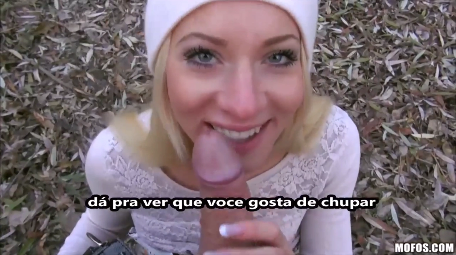 Sexo por dinheiro com loirinha bucetuda porno legendado mostrando ela rebolando gostoso na rola dura enquanto pega a grana e goza forte.