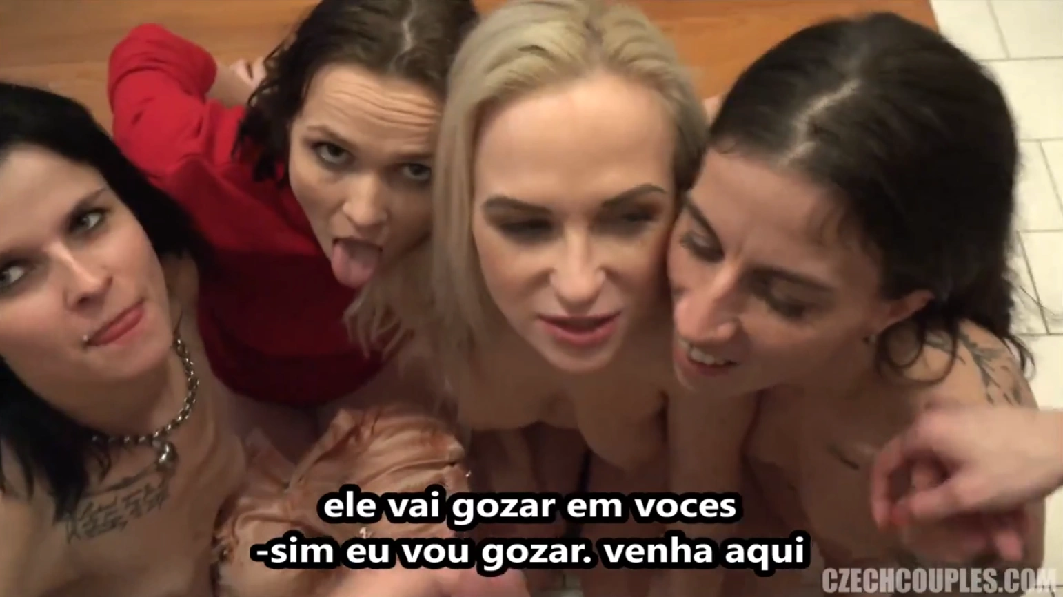 Suruba amador no banheiro do bar em sexo legendado super safado com galera se pegando loucamente e gozando sem parar na putaria total.
