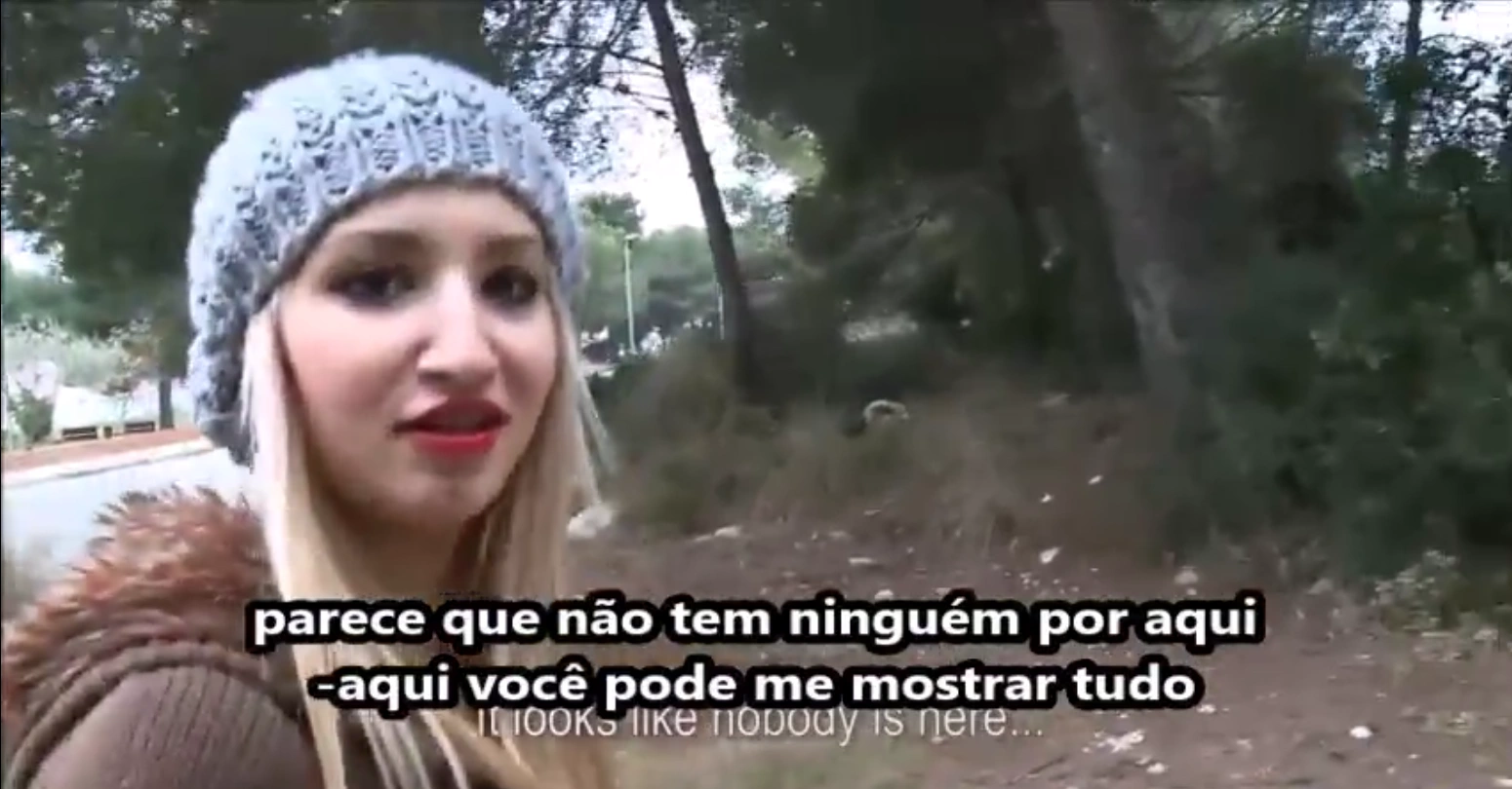 Video Legendado Novinha linda foi pro mato com agente de modelos pauzudo fazendo uma rapidinha escondida no mato.