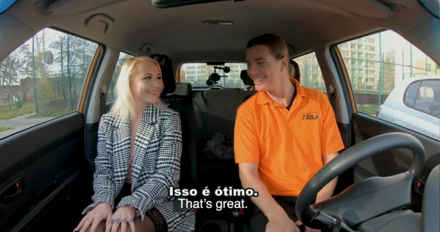 Video Legendado Novinha se divertindo com instrutor da auto escola bem safado enquanto rola putaria dentro do carro.