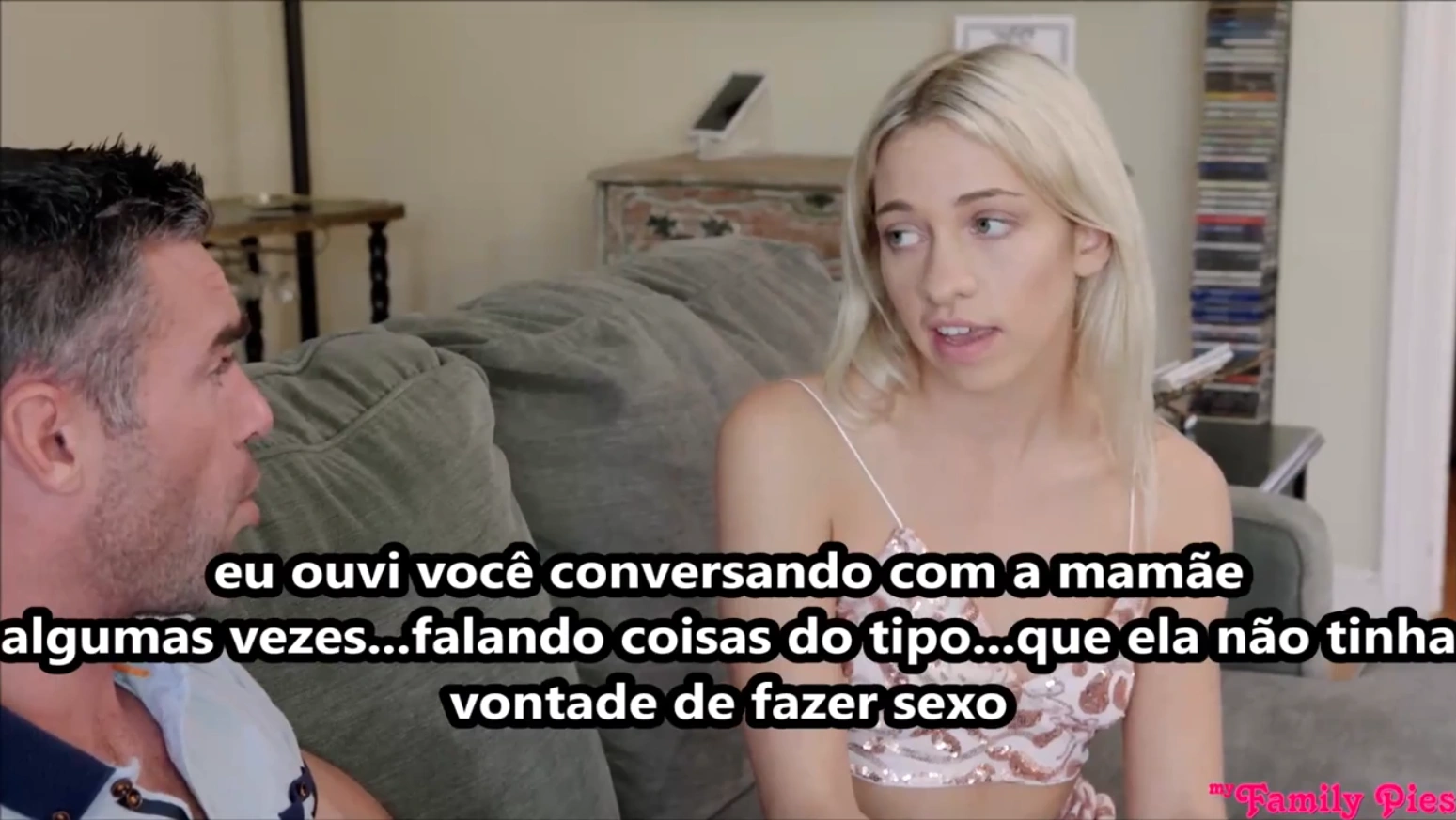 Video legendado Mãe Viajou e Enteada Provocou Padrasto Até Levar Pau na xota e rolou foda gostosa no quarto.