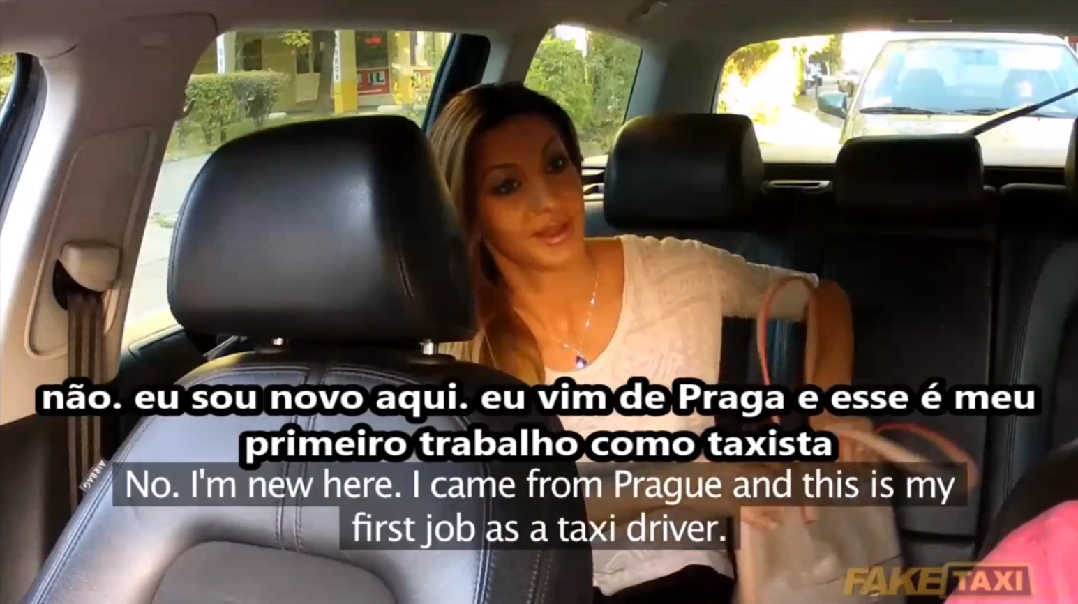 Porno legendado taxista tarado comendo passageira gostosa e puta ficando bem safado enquanto o carro anda e ela geme gostoso na carona.