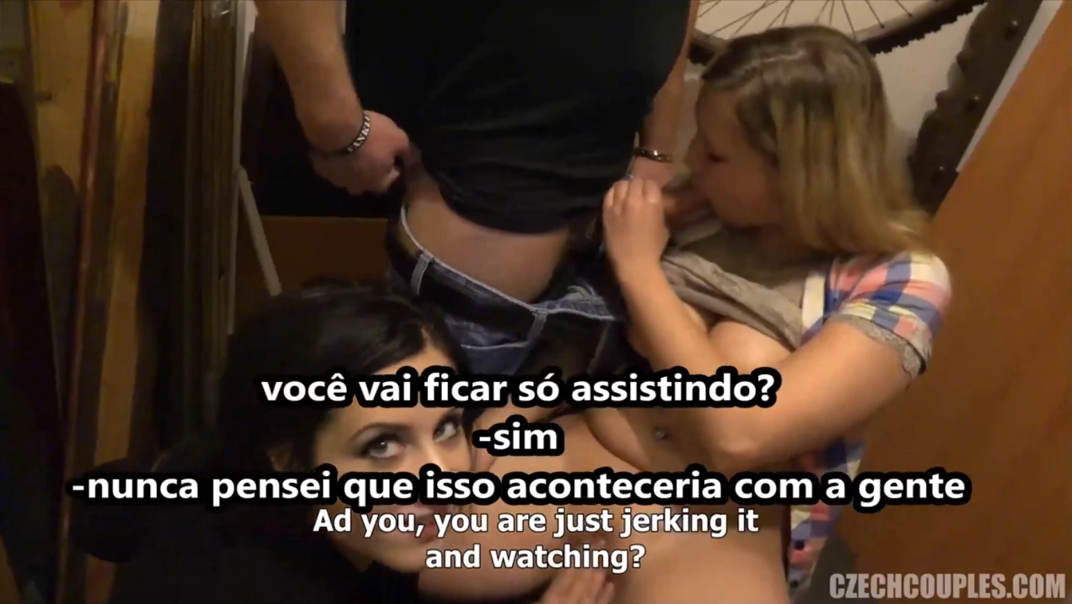 Sexo no fundos do bar em uma troca de casal legendado bem gostosa com a mulher sentando gostoso pro outro cara.