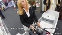 Demitida oferece a buceta ao lojista para fechar negócio – Xvideo legendado