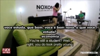 Empregada novinha dá a buceta ao chefe para continuar no trabalho – Pornô Legenda