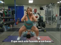 Cavalona deu pro novinho no banheiro da academia – Pornô legenda
