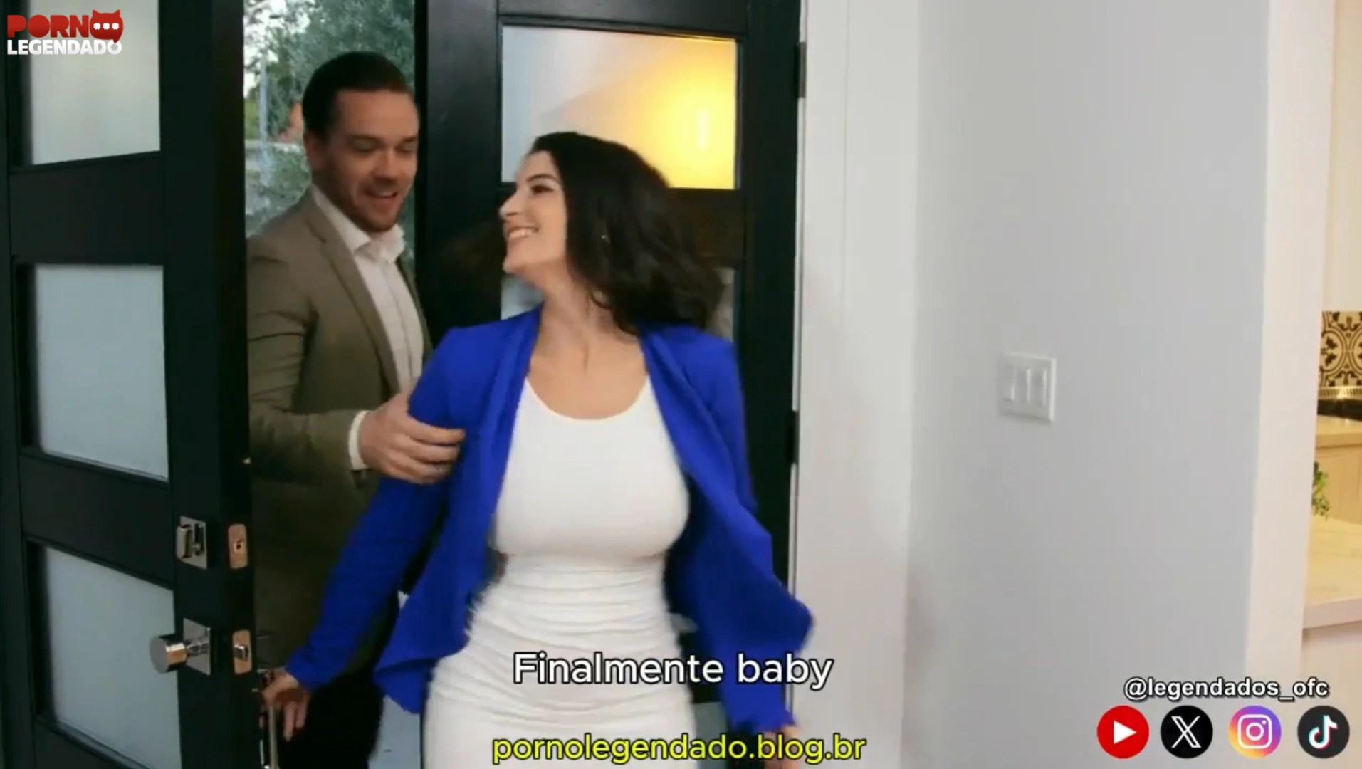 Porno legendado novinha flagra corretor transando e quis fuder também com ele do jeito mais safado que conseguiu pedindo pra ele meter nela sem camisinha.